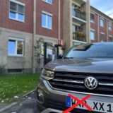 Ein Auto mit durchgestrichenem WAP-Kennzeichen vor dem Waltroper Rathaus.