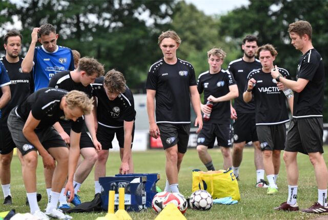 Spieler des TuS Haltern greifen beim Training zur Wasserflasche