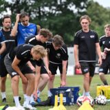 Spieler des TuS Haltern greifen beim Training zur Wasserflasche
