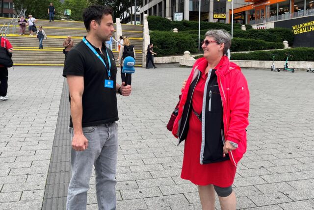 Reporter Martin Bytomski (l.) interviewt eine Passantin auf dem Platz der Deutschen Einheit in Dortmund.