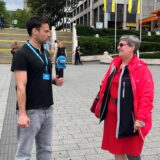 Reporter Martin Bytomski (l.) interviewt eine Passantin auf dem Platz der Deutschen Einheit in Dortmund.