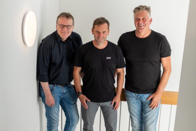 André Pawlak und Michael Volmari laufen gemeinsam über einen Fußballplatz.