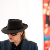 Udo Lindenberg mit Hut  vor einem seiner Bilder