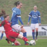 Katharina Prinz, Spielführerin des 1. FFC Recklinghausen, im Zweikampf
