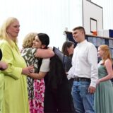 Entlassung: Jacqueline Bonn und Schulleiterin Dagmar Perret überreichen den Schülerinnen und Schülern die Abschlusszeugnisse.