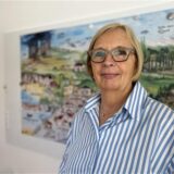 Recklinghäuser Familientherapeutin Christa-Maria Röttger vor einer Wand.