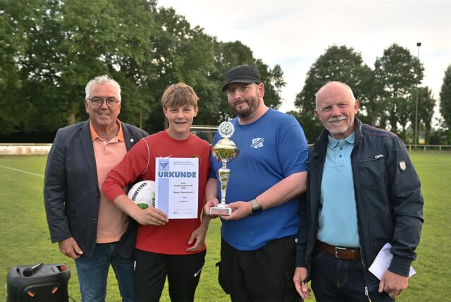 Siegerehrung am ersten Tag der Jugendfußball-Stadtmeisterschaft beim SV Titania Erkenschwick.
