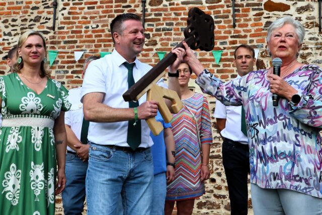 Christine Henning (r.) überreichte den symbolischen Schlüssel des Sythener Schlosses an das noch amtierende Königspaar André Leipholz und Pia Wendland.