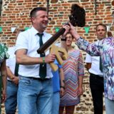 Christine Henning (r.) überreichte den symbolischen Schlüssel des Sythener Schlosses an das noch amtierende Königspaar André Leipholz und Pia Wendland.