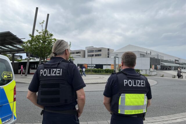 Polizisten von hinten vor dem Marler Stern und am ZOB