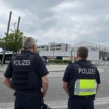 Polizisten von hinten vor dem Marler Stern und am ZOB