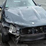 Ein beschädigter Mercedes