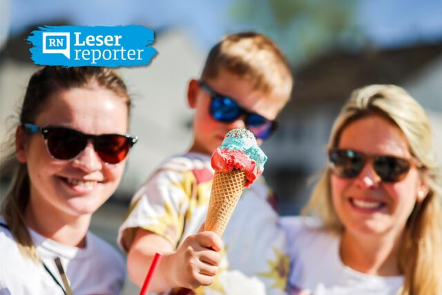 Zwei Frauen und ein Junge genießen die Sonnenstrahlen mit Eis und Kaffee.