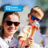 Zwei Frauen und ein Junge genießen die Sonnenstrahlen mit Eis und Kaffee.