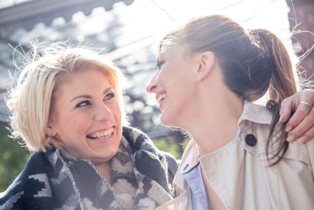 Zwei Frauen lächeln sich gegenseitig an.