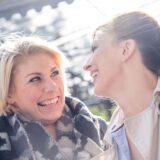 Zwei Frauen lächeln sich gegenseitig an.