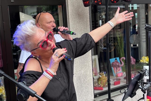 Duo „Just 4 fun“ singt auf Langenbochumer Feierabendmarkt