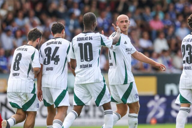 Schalker Jubel bei Test in Nordhorn, recht Matriciani