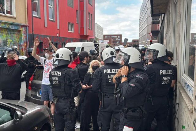 Die Polizei setzte Gegendemonstranten fest.
