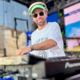 DJ Rizzy legt bei Castrop kocht über an einem DJ-Pult auf und begeistert das Publikum.