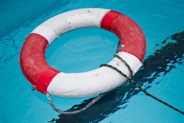 Ein Rettungsring liegt im Wasser.