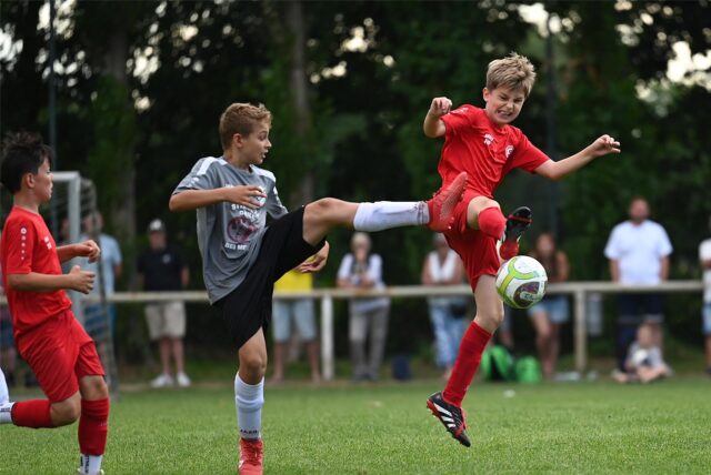 Im Duell Spvgg. (rotes Trikot) gegen SV Titania fiel die Entscheidung bei den E-Junioren am Samstagabend.