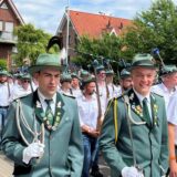 Schützen marschieren auf einen Platz.
