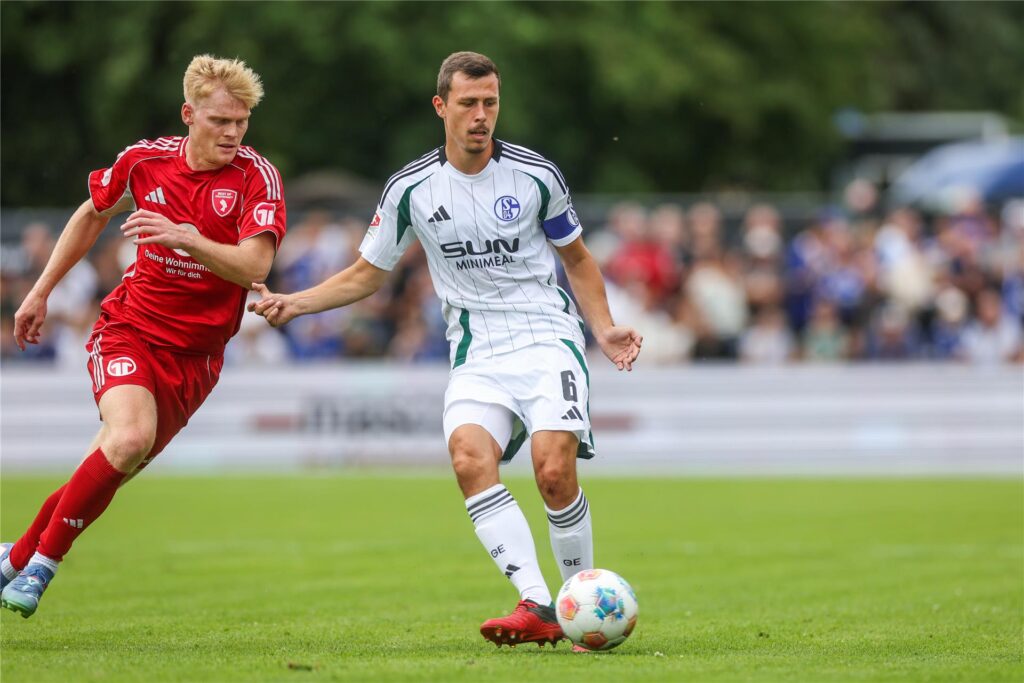 Ron Schallenberg (r.) spielte in der Dreierkette. Ron Schallenberg (r.) spielte in der Dreierkette.