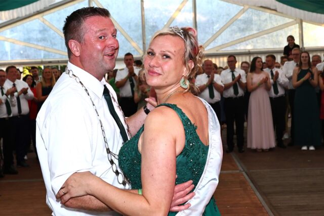 Beim Festball der Schützen in Stythen stand am Samstagabend (28.6.2025) noch einmal das amtierende Königspaar André und Pia im Mittelpunkt. Die Stimmung war ausgelassen.
