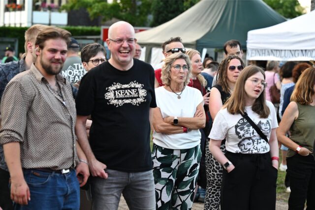 Menschen feiern bei der Extraschicht am Erzschacht.