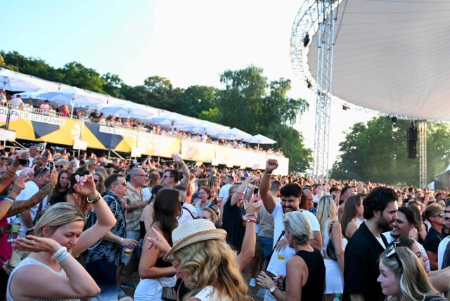 Viele Besucher beim Sunset Beach Festival 2025