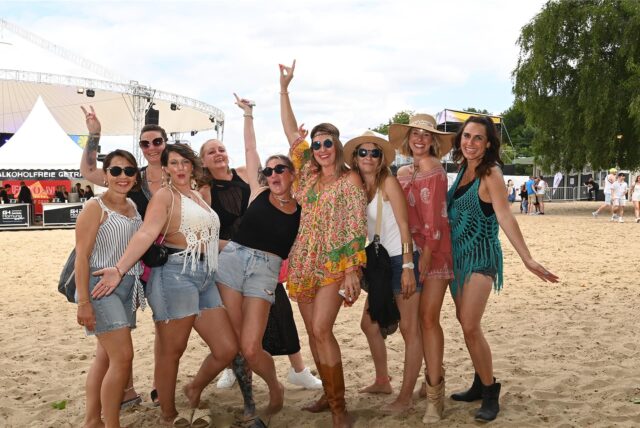 So soll es sein: Ausgelassene Party-Stimmung herrschte beim Sunset Beach Festival 2025 in Haltern. Und gefeiert wurde bis in die Nacht.