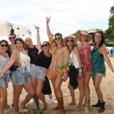 So soll es sein: Ausgelassene Party-Stimmung herrschte beim Sunset Beach Festival 2025 in Haltern. Und gefeiert wurde bis in die Nacht.