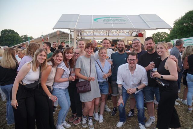 Gruppenfotos vom Schützenfest mit Menschen, die in die Kamera lachen.