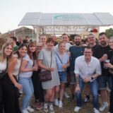 Gruppenfotos vom Schützenfest mit Menschen, die in die Kamera lachen.