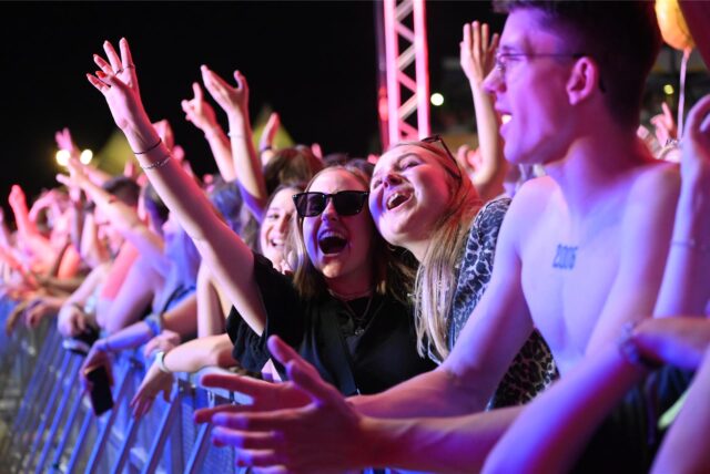 So soll es sein: Ausgelassene Party-Stimmung herrschte beim Sunset Beach Festival 2025 in Haltern. Und gefeiert wurde bis in die Nacht.