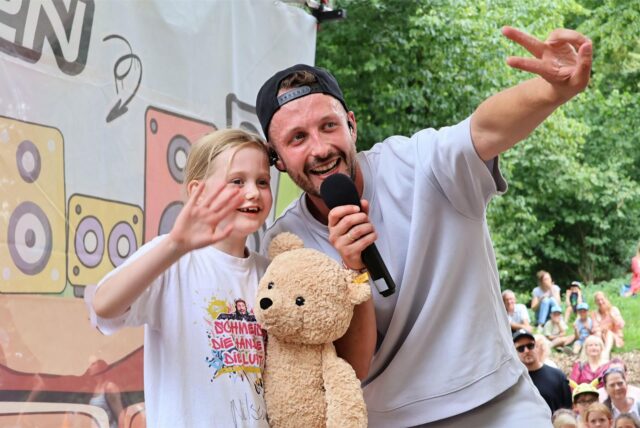 Mia (8) durfte beim Familientag mit Kinderpopstar Nils Mechlinski alias „Nilsen“ auf der Bühne singen.