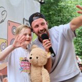 Mia (8) durfte beim Familientag mit Kinderpopstar Nils Mechlinski alias „Nilsen“ auf der Bühne singen.