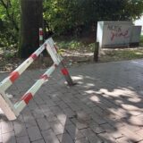 Einen Absperrpoller rammte ein schwarzer Kleinwagen am Sonntagmorgen auf dem Napoleonsweg in Wulfen-Barkenberg.