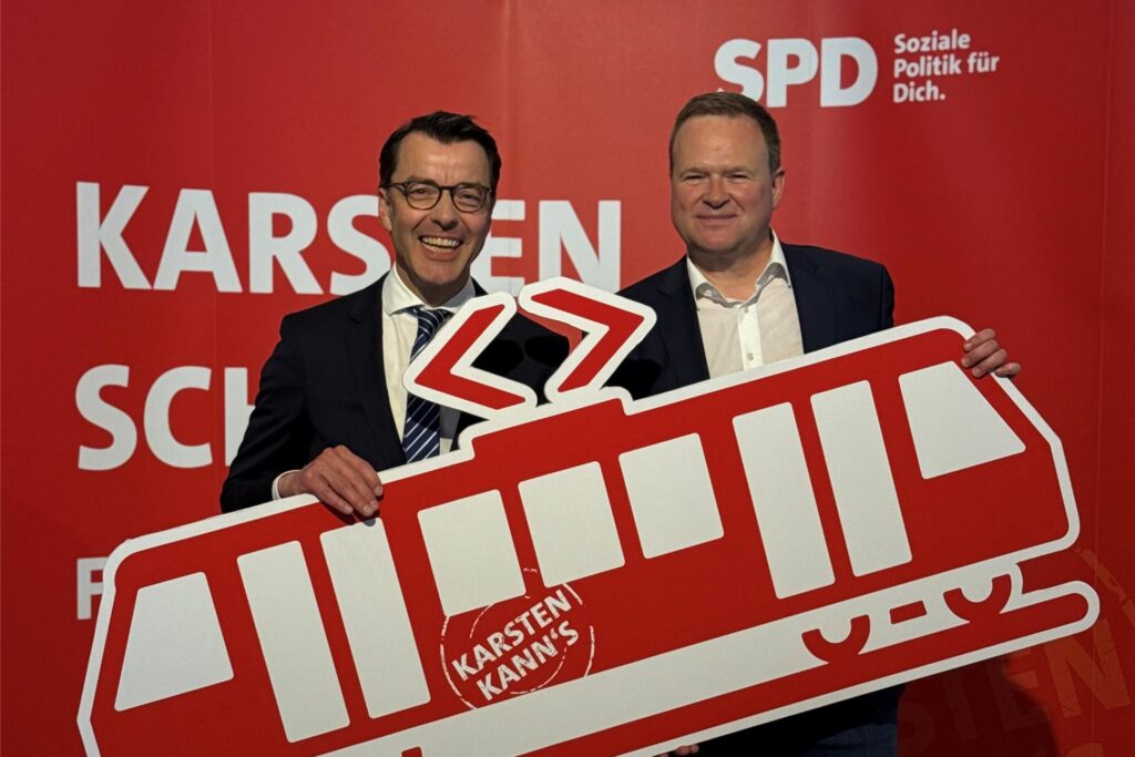 Karsten Schneider und MdB Frank Schwabe bei einer Delegiertenversammlung der SPD im Kreis Recklinghausen mit der Straßenbahn. Sie ist zu einem Wahlkampf-Symbol für den Landratskandidaten geworden. Karsten Schneider und MdB Frank Schwabe bei einer Delegiertenversammlung der SPD im Kreis Recklinghausen mit der Straßenbahn. Sie ist zu einem Wahlkampf-Symbol für den Landratskandidaten geworden.
