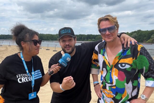 Die Konzertbesucher stehen unter dem großen Magic Sky vor der Bühne beim Sunset Beach Festival 2025 in Haltern.