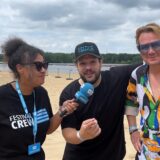 Die Konzertbesucher stehen unter dem großen Magic Sky vor der Bühne beim Sunset Beach Festival 2025 in Haltern.