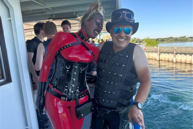 Manuela und Jens stehen an Deck des Torture-Ship auf dem Bodensee und präsentieren ihre Outfits.