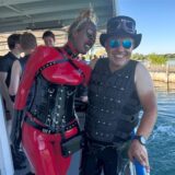 Manuela und Jens stehen an Deck des Torture-Ship auf dem Bodensee und präsentieren ihre Outfits.