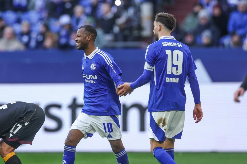 Schalke-Spieler Ba (l.), Karaman Schalke-Spieler Ba (l.), Karaman