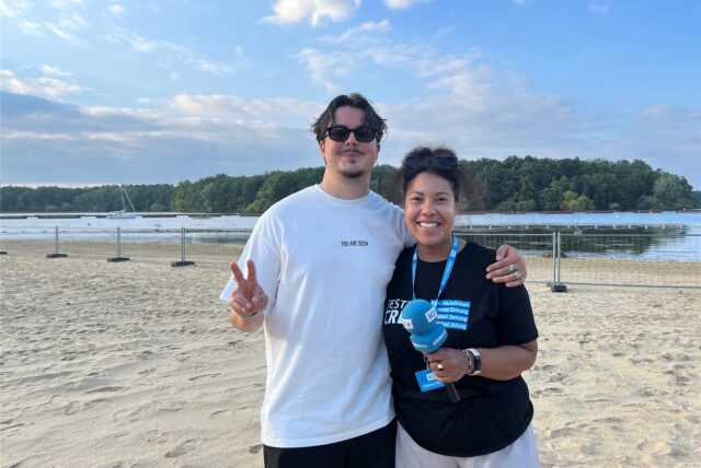 Künstler Avaion steht neben HZ-Reporterin Janina Preuß im Halterner Seebad am Strand, dahinter ist der See zu sehen.