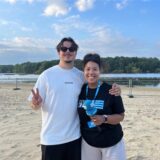 Künstler Avaion steht neben HZ-Reporterin Janina Preuß im Halterner Seebad am Strand, dahinter ist der See zu sehen.