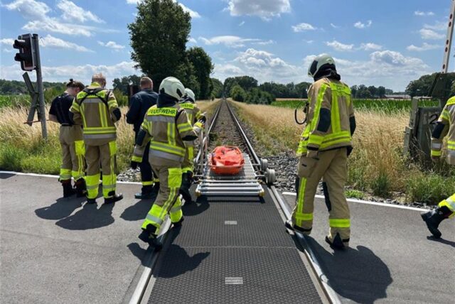 Zu einer brenzligen Situation und einem Feuerwehreinsatz kam es am Sonntagmittag in Dorsten im Bereich eines Bahnübergangs.