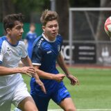 Mit einem deutlichen 6:0 setzte sich die A-Jugend von Wacker Obercastrop (weiße Trikots) im Finale der Feld-Stadtmeisterschaft 2025 gegen den FC Frohlinde durch.
