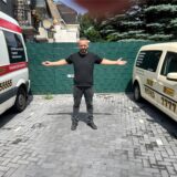 Vorarbeiter Ulusu Ipek steht zwischen zwei Fahrzeugen von Taxi Nord.